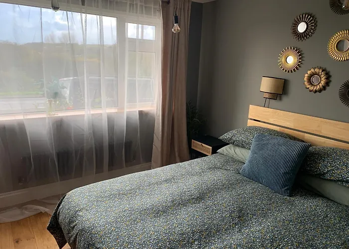Tenby House For 6 With 2 Parking Spaces